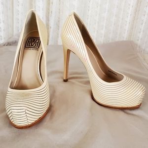 NEW Pour La Victoire Irina Pump Nude Soft Patent Leather Sz 6.5